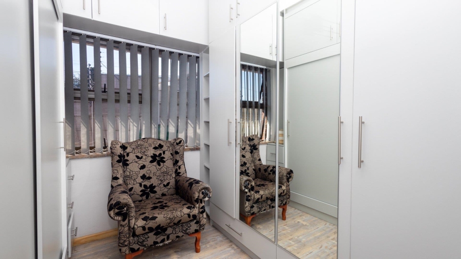 5 Bedroom Property for Sale in Avondale Western Cape